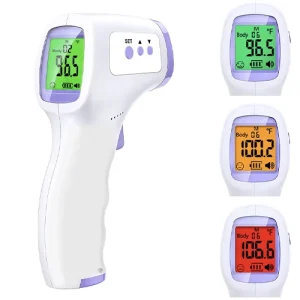 Thermomètre frontal infrarouge numérique blanc et violet affichant différentes températures sur un écran LCD rétroéclairé : vert pour 96.5°F (35.8°C), orange pour 100.2°F (37.9°C) et rouge pour 106.6°F (41.4°C), indiquant des niveaux de fièvre.