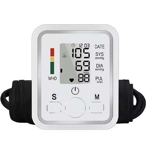 Sante Cura - Accueil 2 Tensiomètre électronique avec écran digital affichant les mesures de tension artérielle (SYS 105, DIA 68, PUL 88), boutons de commande et brassard intégré.