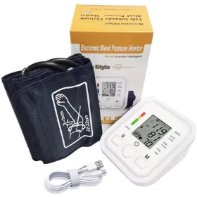 Sante Cura - Accueil 10 Tensiomètre électronique avec écran digital, brassard ajustable 22–32 cm, câble USB de recharge et boîte d’emballage du produit.