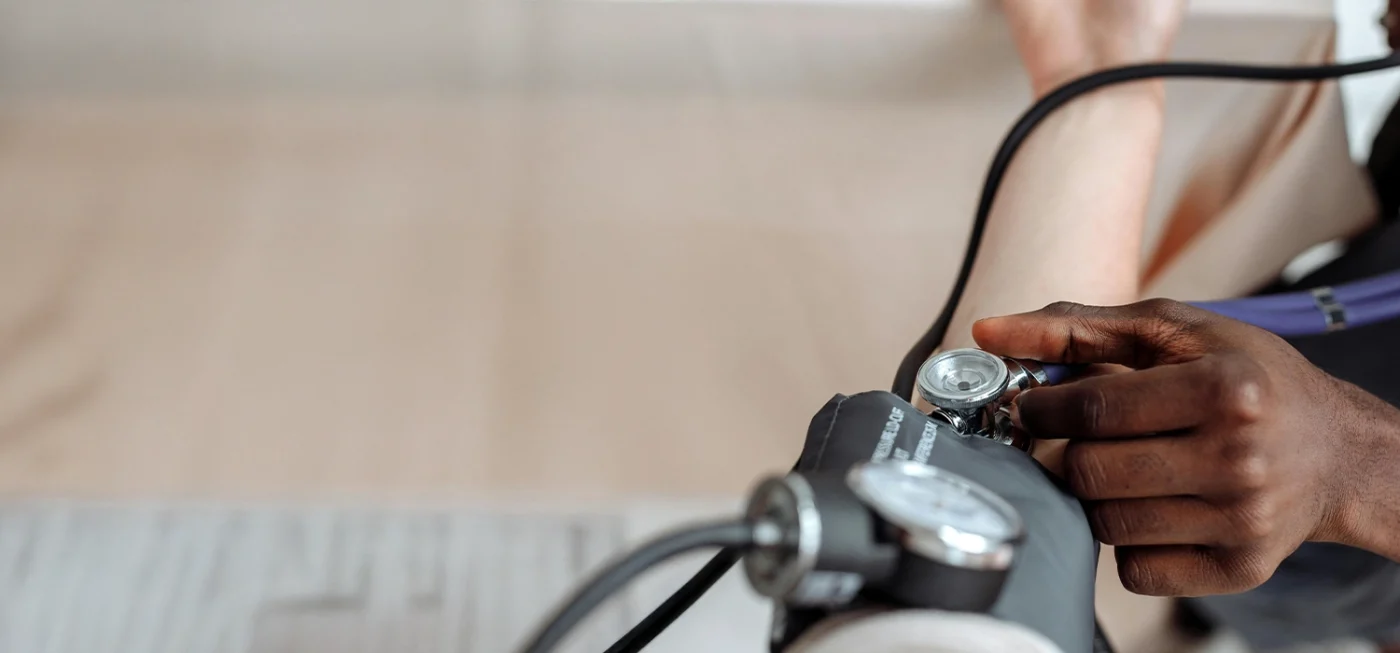 Tensiomètre électronique ou manuel : lequel est fait pour vous ? 3 Professionnel de santé mesurant la tension artérielle d’un patient à l’aide d’un tensiomètre manuel à brassard.