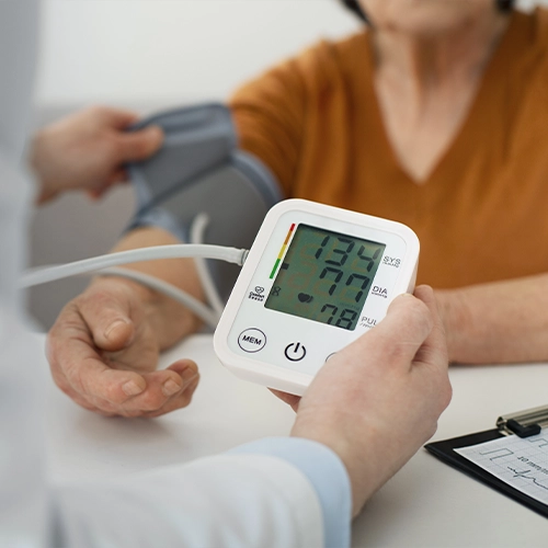 À Propos de 3 Médecin mesurant la tension artérielle d'une personne âgée avec un tensiomètre électronique.