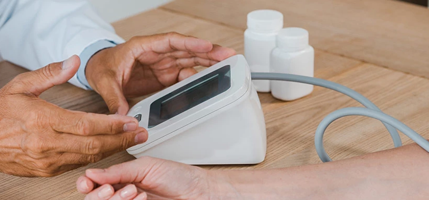 Comment bien choisir son matériel médical en 2025 ? Le guide expert. 10 Mesure de la tension artérielle avec un tensiomètre électronique, matériel médical utilisé pour surveiller la santé cardiovasculaire.