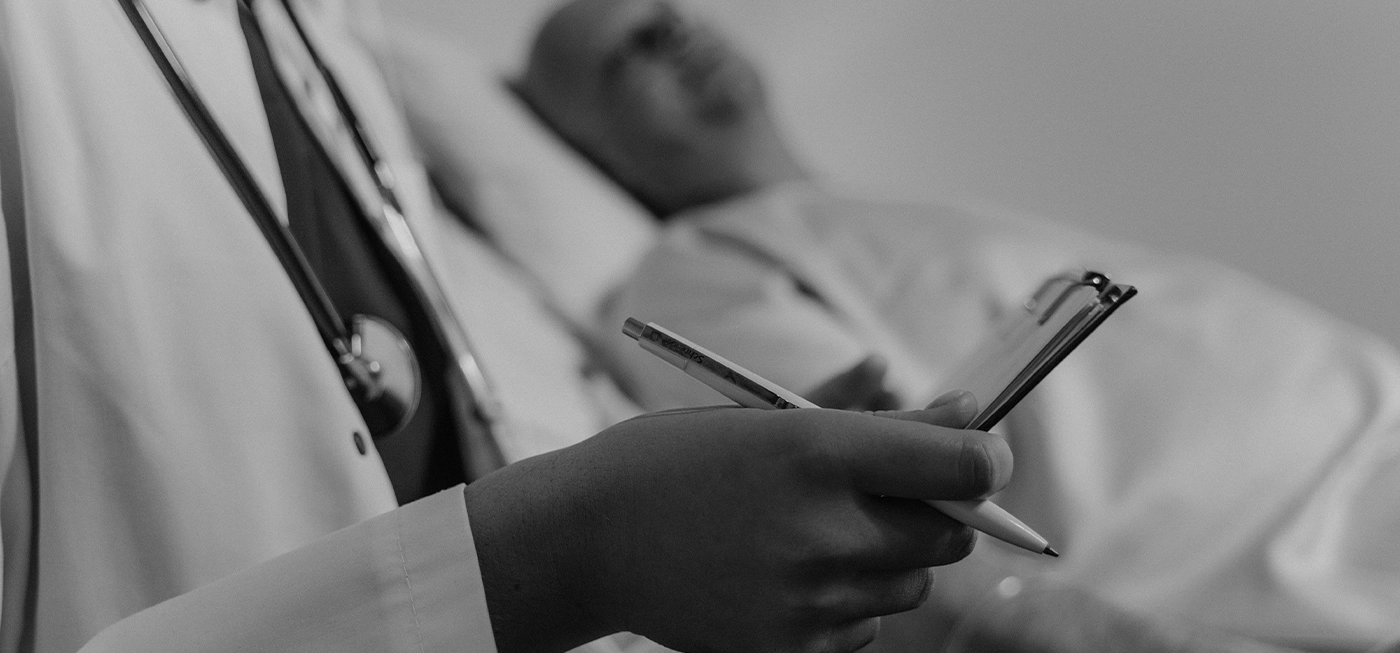 À 51 ans, elle croyait que ses douleurs aux oreilles étaient dues à une infection, mais il s’agissait en réalité d’un cancer rare 2 Médecin prenant des notes au chevet d’un patient hospitalisé.