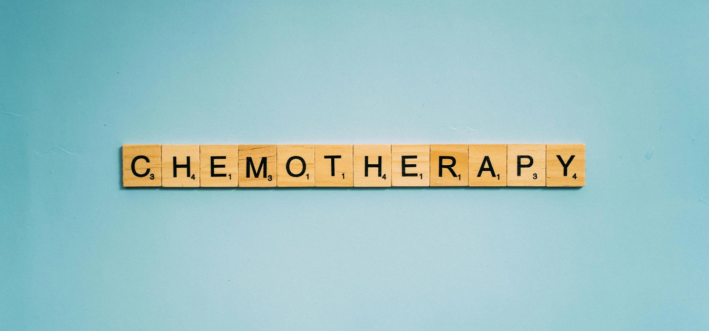 À 51 ans, elle croyait que ses douleurs aux oreilles étaient dues à une infection, mais il s’agissait en réalité d’un cancer rare 1 Mot “Chemotherapy” écrit avec des lettres de Scrabble sur fond bleu, en lien avec le Cancer rare des glandes salivaires.