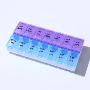 Pilulier hebdomadaire SANTÉ CURA© avec 14 compartiments colorés matin et soir, compact et design pour un usage quotidien et en voyage.
