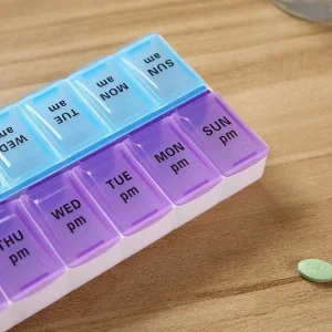Pilulier journalier SANTÉ CURA© violet et bleu, rangement sécurisé des médicaments matin et soir, pratique et portable.